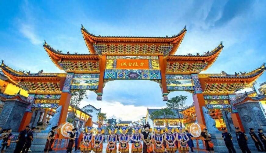 藏在湖南山中的古城，2100年历史，白天人迹稀少夜晚却熙熙攘