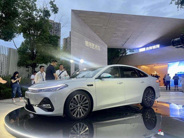 燃油车打响反击战：当AI将百公里油耗降至2L时，你还会买电动车吗？｜汽车观察