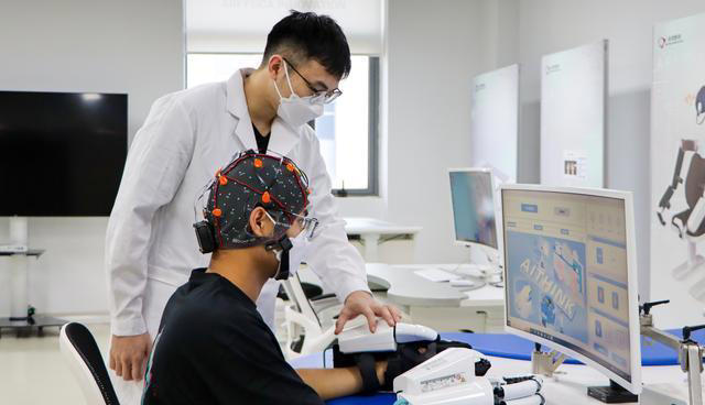 大脑开始萎缩，不是看忘不忘事！医生提醒：若有这2异常或已萎缩