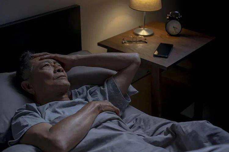 阿尔茨海默症患者增多，医生忠告：50岁以后最好摒弃4个坏习惯