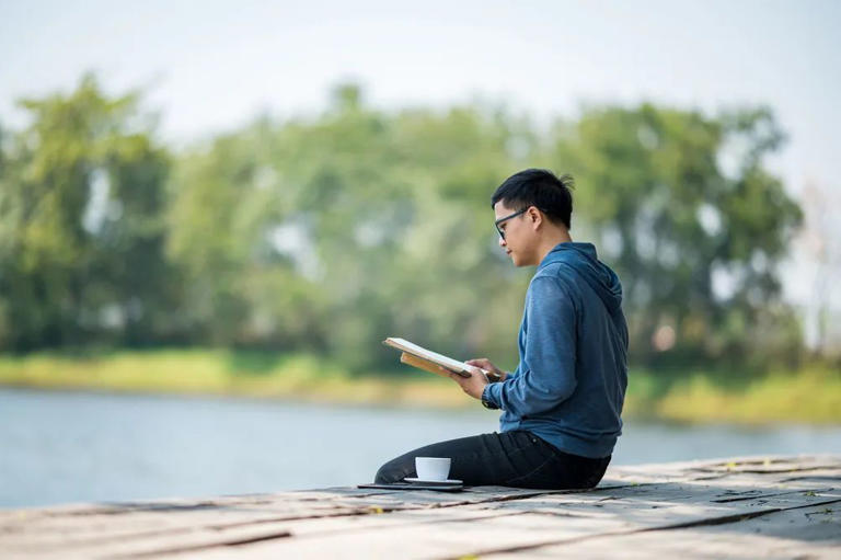 作家章岩说：  “很多人觉得想要获得什么，就必须付出昂贵的代价。  但其实，人生最重要的好东西几乎都是免费的……阳光、空气、朗朗霁月、璀璨群星、亲情、智慧等等，不胜枚举，它们至关重要，但却无需费用。”  人在年轻的时候，以为所有获得必须与