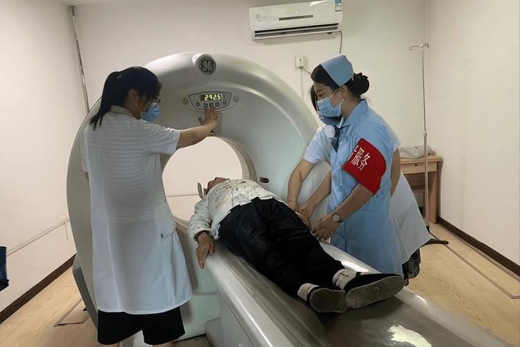 “我平时不怎么吃肥肉，怎么查出来血管堵了呢？是不是年纪到了就这样？”这是一个65岁退休老人在复查心血管时的疑问。 他平时口味重，早餐爱吃咸菜、午饭少不了面条米饭，晚上常和朋友喝两杯，也喜欢甜食当点心，自觉饮食还算“健康”，没想到心脏早就埋下
