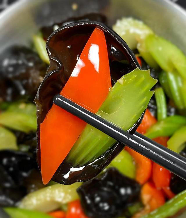 被称为“通便王”的4种菜，建议：3天吃1次，润肠排毒，舒服过秋