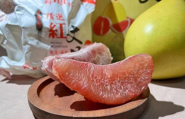 医生提醒：柚子虽好，但这两种人最好不要吃柚子，可能会有损健康