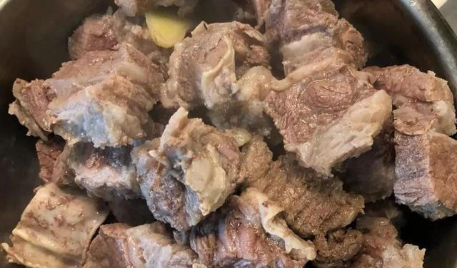 这才是红烧牛肉的正确做法，记住这个小窍门，原汁原味，又烂又软太好吃了！