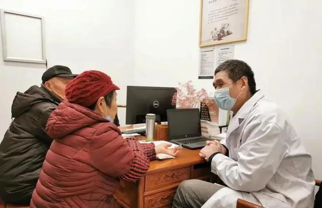 能不能长寿，皮肤有暗示？老年人斑点越少，或活得越久？医生咋说