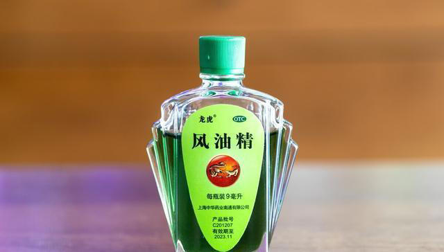 原来清洗纱窗这么简单，不需要拆卸，用上1个口罩，轻松变干净
