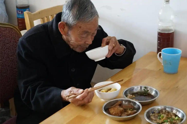 中老年要远离洋葱？气温下降，医生：不想进医院，几物别轻易下嘴