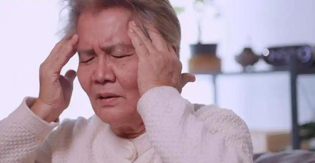 学医后才知道，脑梗最危险信号，不是手脚麻，而是频繁出现3症状
