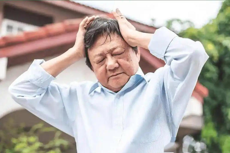 有没有脑梗，散步见分晓！医生：得脑梗的人散步多有3个表现