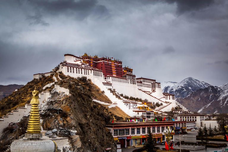 在一场场的旅途中，遇见了很多我们生活之外的美好，也看遍了无数的美景风光。 最好的美景永远都在远方，其实不必向往国外的景点风光~ 作为拥有上下五千年文明的中国，地大物博，有山川湖海自然风光的壮丽秀美，也有名胜古迹的灿烂文化，中国的美景数不胜数