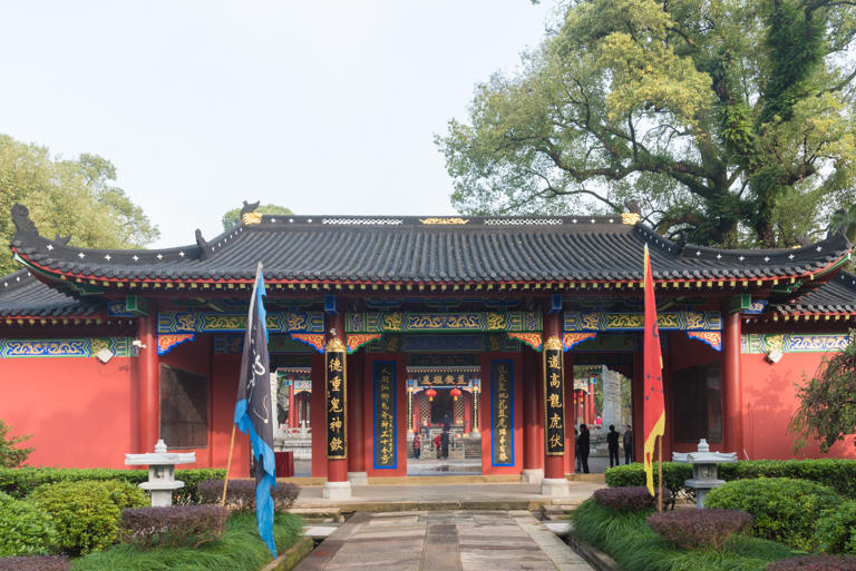 道观洞府，自古便是许多历史名人修炼道法的场所，也是中国传统文化中非常重要的一部分，留下了许多珍贵的文化遗产和历史文物。这不仅是道教信仰的场所，也是中国古代文化和建筑艺术的代表。古朴典雅的道观，散发着神圣而庄严的气息，展现着中国古建筑只美和中