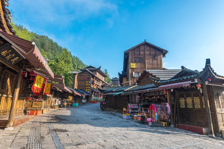 重庆，一座美丽的山城，不仅热情火辣，拥有众多秀丽美景，还保留着许多古朴典雅的古镇，它们见证了重庆的历史变迁，承载着独特的地域文化。走进重庆绝美而古朴的古镇中，探寻历史遗迹。 重庆好玩的古镇有：龚滩古镇、涞滩古镇、偏岩古镇、濯水古镇、东溪古镇