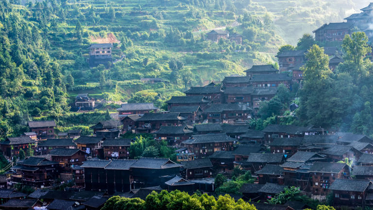 在山水之间寻一方清净，踏入人间烟火的仙境。 在贵州的大山深处，古韵绝美的古镇古寨，藏着别样的贵州风情和独特的风光美景，感受田园生活的诗情画意。很喜欢贵州古镇里的流传的故事和慢生活，有山水美景，也有人间烟火，充满了美好和治愈。 避开人潮去旅行