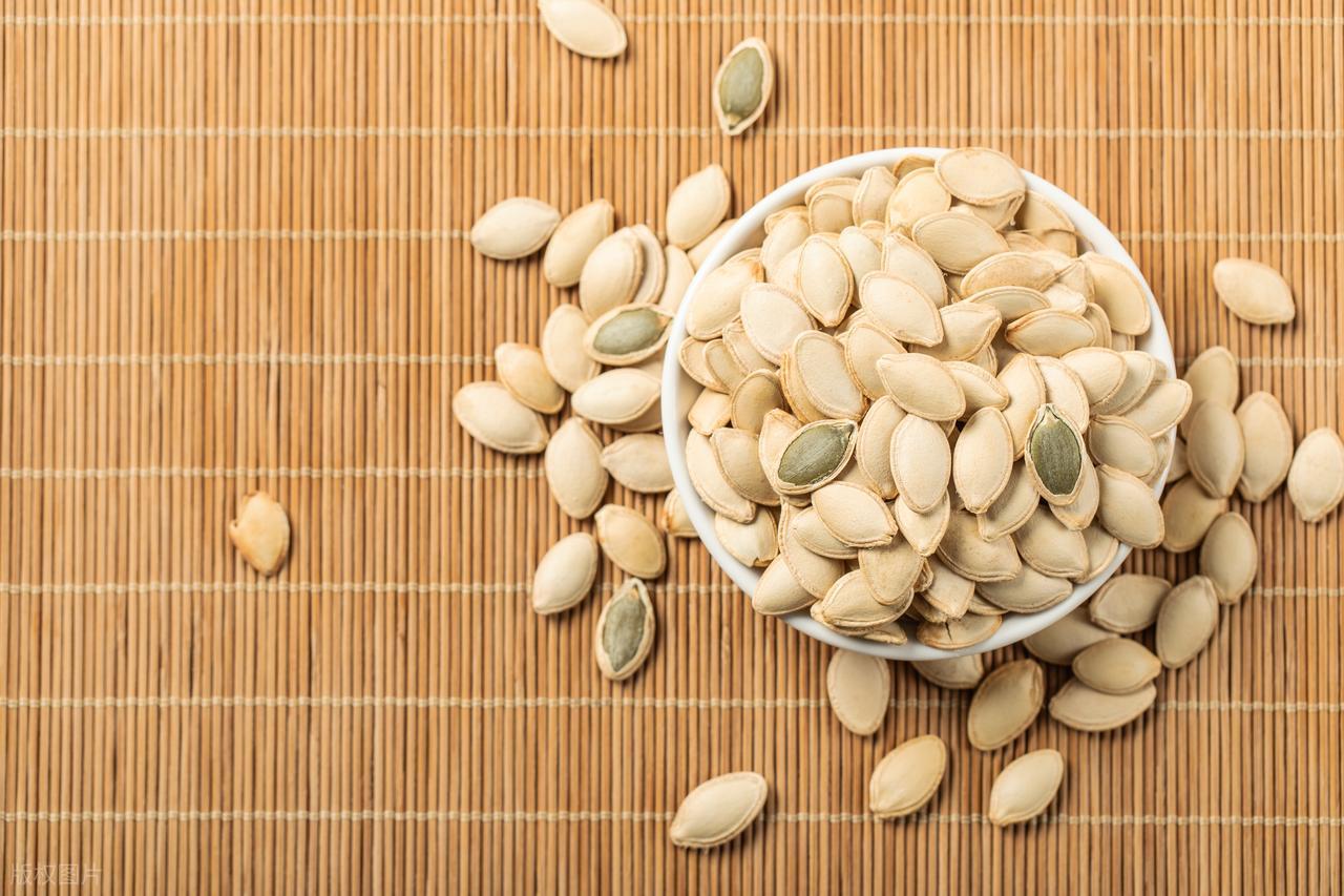 南瓜子立大功！医生：前列腺增生患者吃南瓜子，或能缓解3类症状