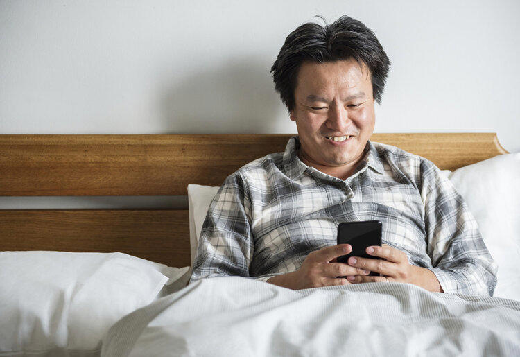 长期在睡前玩手机的人，会付出啥代价？医生：或要承担这4种痛苦