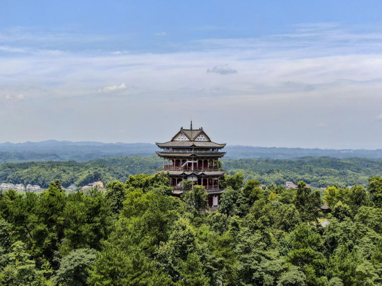 常德旅游必去十大景点：桃花源景区，柳叶湖，常德诗墙公园，壶瓶山，常德野生动物世界，花岩溪，夹山国家森林公园，西洞庭湖湿地保护区，枫林花海，常德欢乐水世界。