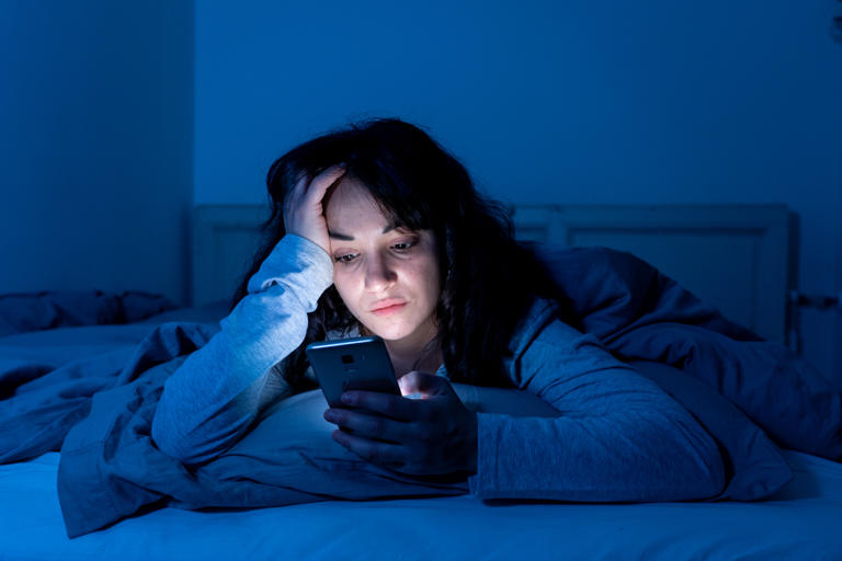 睡不着闭眼睛躺着算“熬夜”吗？医生说法和你想的不同