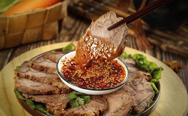 卤牛肉这样做，酱香十足、香气诱人，让人大口吃肉的感觉非常爽!