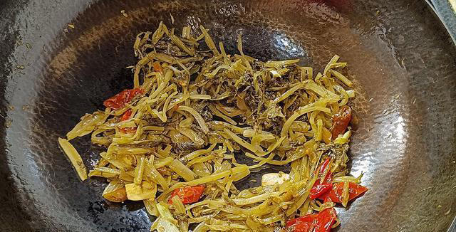 教你做道酸菜粉丝汤来吃，爽口开胃，解暑又解腻