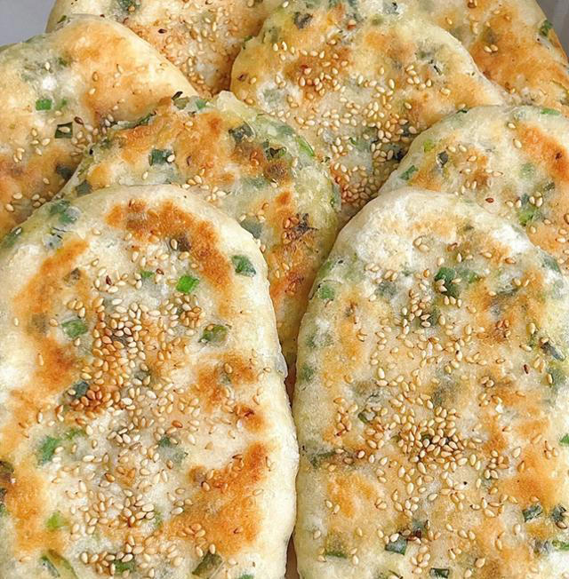 做葱油饼,最忌直接上锅煎,学会正确做法,又香又酥不油腻,真香
