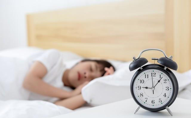 不少人被8小时睡眠论忽悠了!50岁以后,最佳的睡眠时长是多少？