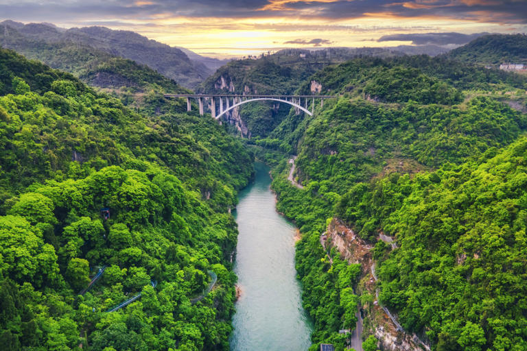 湖北必去的十大景点：武当山，武汉东湖，湖北省博物馆，黄鹤楼，恩施大峡谷，神农架，清江画廊，三峡大坝，三峡人家，襄阳古城。