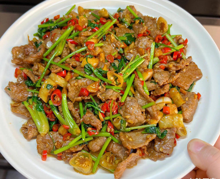 牛肉配什么菜炒好吃,牛肉搭配香菜一起炒,香气浓郁,好吃又下饭