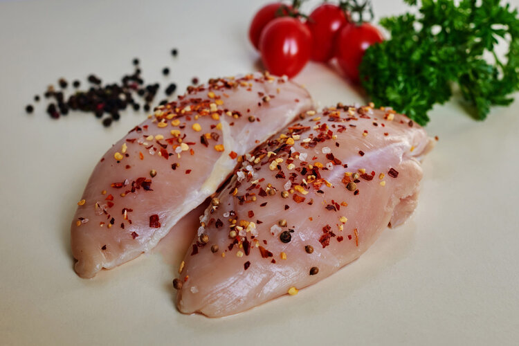 年龄越大应该少吃肉,还是多吃肉?50岁以后,这2种肉尽量少吃点