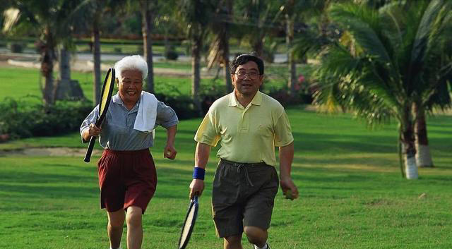 晚上睡觉时，身体出现这4种明显感受，要警惕是冠心病发作了！