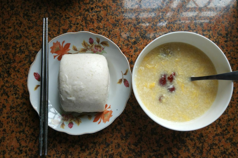 夏天,建议中老年人:早餐少吃馒头和稀饭,多吃这4样,补充蛋白,腿脚有劲,人也更舒坦
