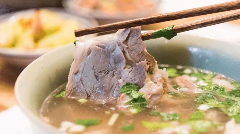 炖羊肉，切记放“1白2黄”，羊肉鲜嫩软烂，汤浓味道鲜，没膻味