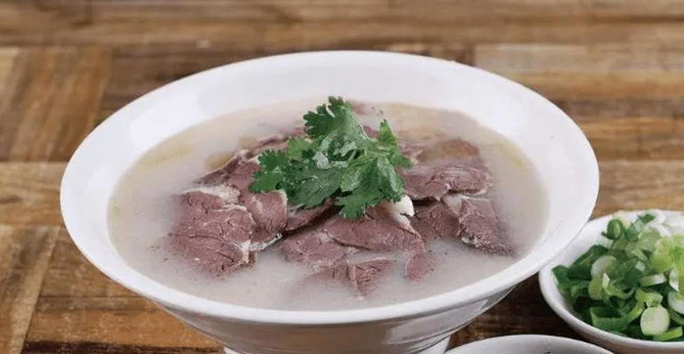 炖羊肉，切记放1白2黄，羊肉鲜嫩软烂，汤浓味道鲜，没膻味