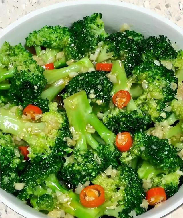 老年人要多吃的8道家常菜，简单易做还有营养，越吃越香