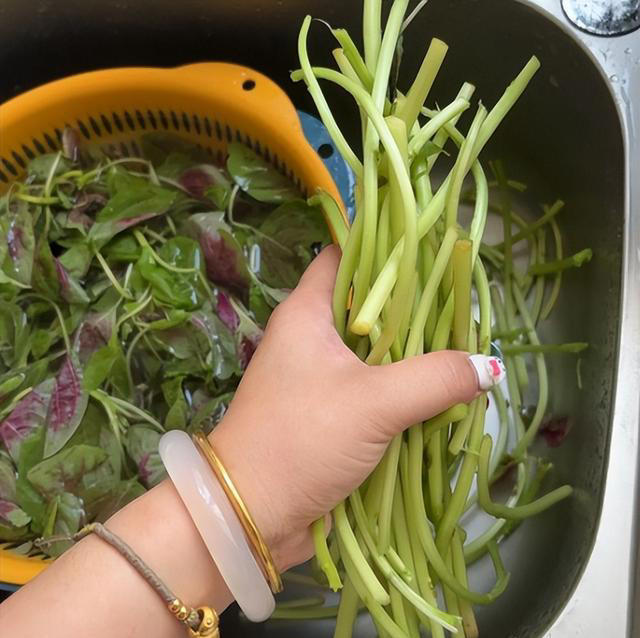 这4种蔬菜不焯水不能吃，家中有的，要么焯水要么扔！