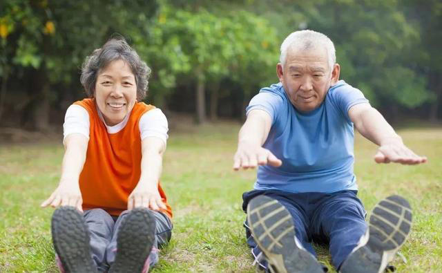 脑供血不足，身体或出现6个症状，老人如何预防？7个建议听一听