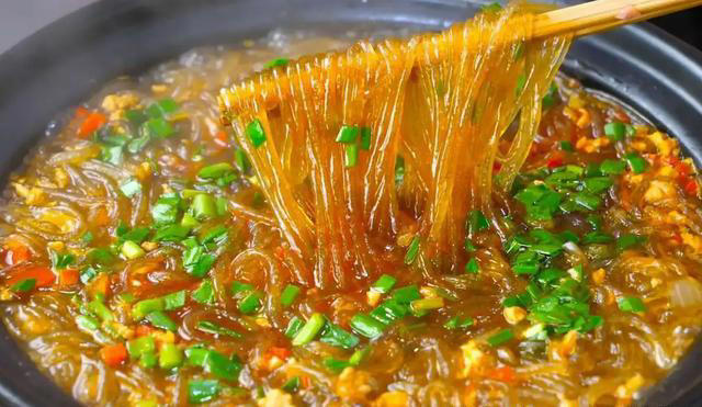 泡粉条，用冷水好还是热水好? 教你一招，10分钟泡发，咋做都好吃