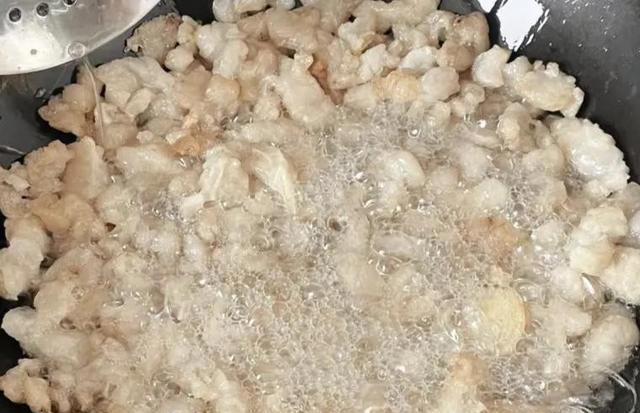 猪油渣，是吃掉还是扔掉？很多人弄不清楚，赶紧了解一下，别做错