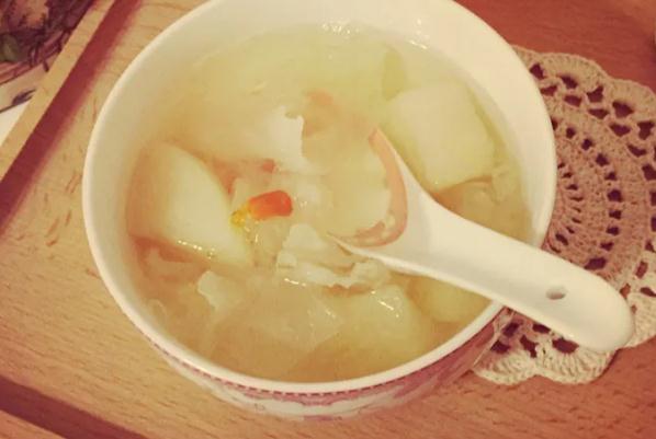 冰糖雪梨可以治喉咙痛吗？冰糖雪梨可以治便秘吗？