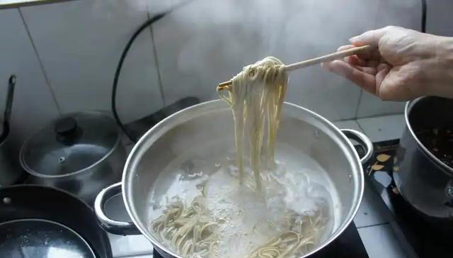 早餐为什么不建议吃面条？医生：不止面条，这4种食物，也要少吃