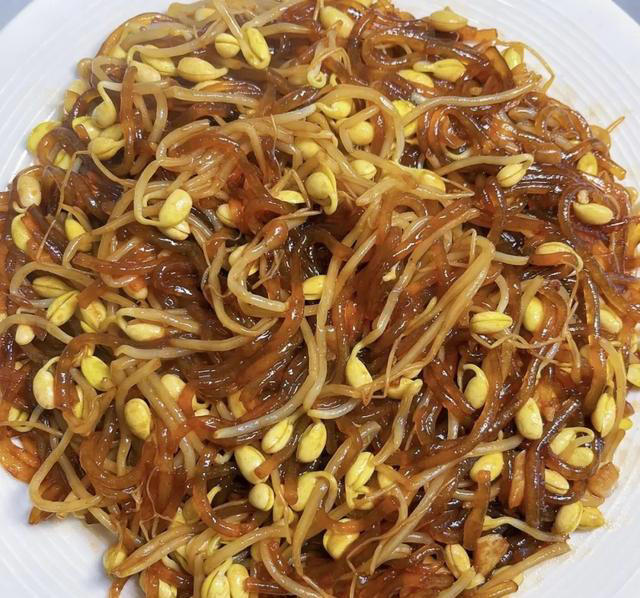 年纪越大越要管住嘴，建议中老年人常吃这4样，腿脚有劲精神足