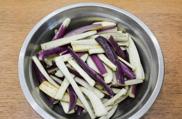 炒茄子，记住不要直接入锅！教你一招，不吸油不发黑，鲜嫩入味