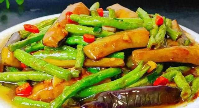 炒茄子，记住不要直接入锅！教你一招，不吸油不发黑，鲜嫩入味