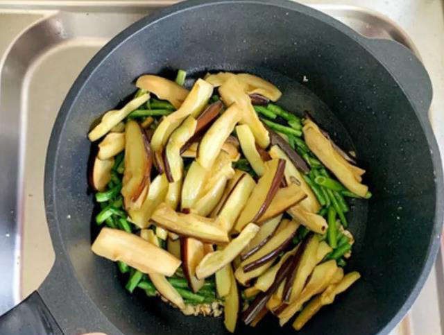 炒茄子，记住不要直接入锅！教你一招，不吸油不发黑，鲜嫩入味