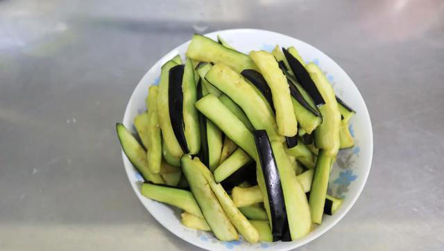 炒茄子，记住不要直接入锅！教你一招，不吸油不发黑，鲜嫩入味