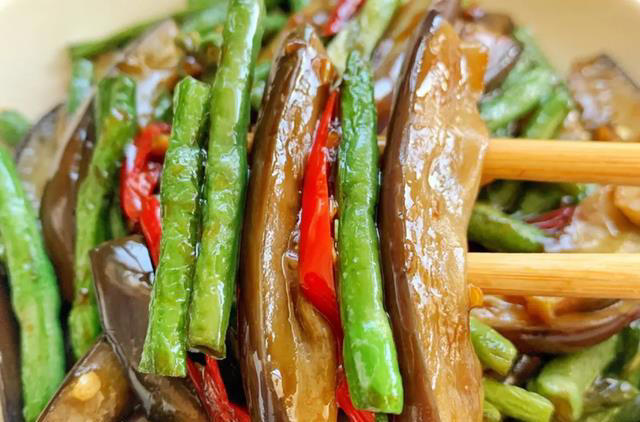 炒茄子，记住不要直接入锅！教你一招，不吸油不发黑，鲜嫩入味