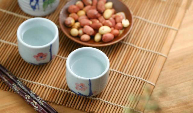 喝白酒时，为啥有些人旁边要放一瓶矿泉水？看完后，长见识了！