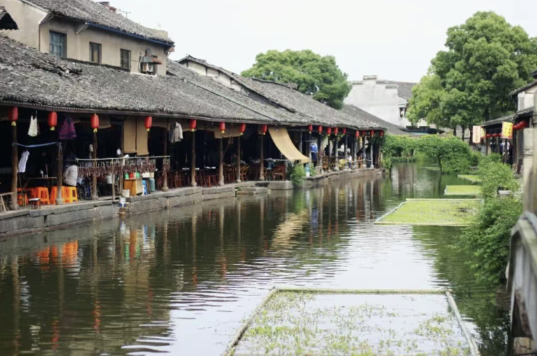 烟雨入江南，山水如墨染 总要去一趟江南 去感受烟雨水乡的浪漫 品安然惬意的慢生活 挽一泓清漪，醉在诗意里 -江南诗意-   每个人心中都有一个古镇情怀，清丽婉约的江南水乡，在烟雨朦胧中，尽是诗情画意，宁静而古朴的小桥流水，白墙黛瓦的建筑充