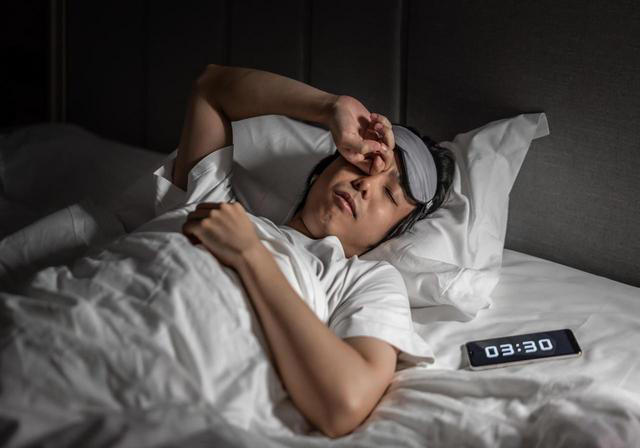 调查发现：总喜欢睡前揉脚心的人，不用多久，身体会有3个改变！
