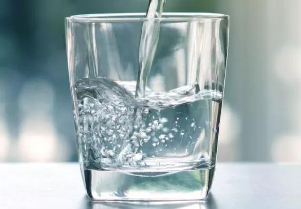 多喝水可以降尿酸吗 稀释血液 利尿排毒 2000-3000ml/天